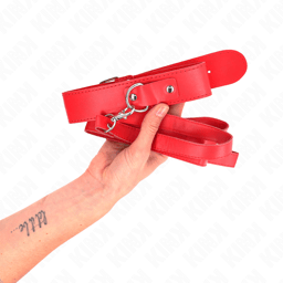 KINK Halsband mit roter Leine umgelegt, Größenverhältnis am Hals
