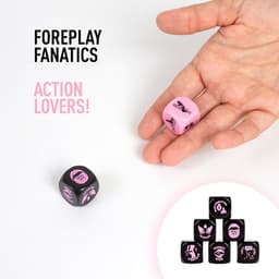 Secret Play Vorspiel Fanatics Würfelspiel im Größenvergleich neben einer Hand