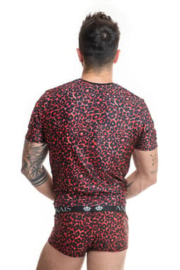 Anais Men Tribal T-Shirt in Rot aus Mikrofaser, Animal-Print, Seitenansicht mit Fokus auf den Sitz am Körper