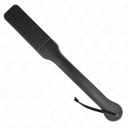 Kink Paddle Fein mit Langgriff in der Hand gehalten, Griff im Fokus der Aufnahme