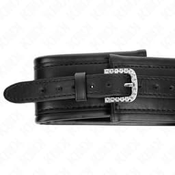 Kink Halsband mit Glanzriemen und Schnalle angelegt, Größenverhältnis am Hals erkennbar