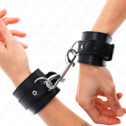 Kink Handgelenkfesseln in Schwarz, Gesamtansicht des Paars, Handgelenkfesseln der Kink BDSM-Serie im Karton