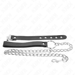 Kink Penisring aus Leder geschlossen, Kette locker herabhängend fotografiert