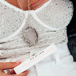 Unscented Female 10-ml-Flakon in der Hand, Größenvergleich für die Handtasche