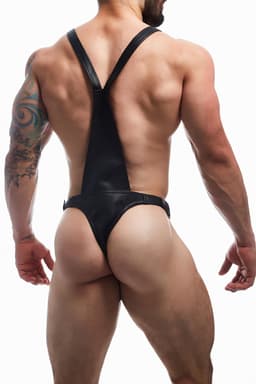 Cut4Men Dungeon Body-Harness in Schwarz, Rückenansicht im Detail von hinten fotografiert