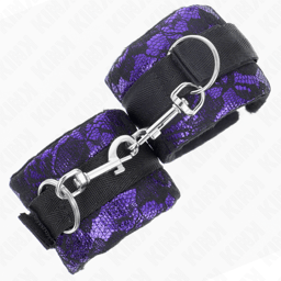 Kink Handgelenksfesseln Samtspitze Lila/Schwarz mit Maßen 23 x 6,5 cm, Größenverhältnis erkennbar