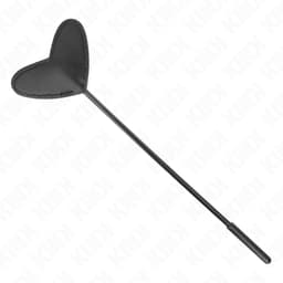 Kink Paddle in Herzform in der Hand gehalten, Größenverhältnis erkennbar