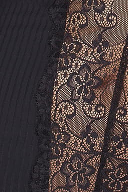 Passion Zoja Chemise im Detail, feinen Nadelstreifen und schwarzer Spitze