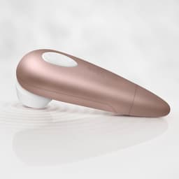 Batteriefach des Satisfyer 1 Next Generation geöffnet vor neutralem Hintergrund fotografiert
