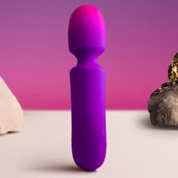 Glo-Girl Mini mit gebogenem, flexiblem Kopf in Aktion mit Fokus auf Verarbeitung und Oberflächenstruktur
