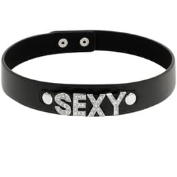 Sexy Choker am Hals getragen zur Größenillustration in Produktfotoqualität