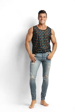 Anais for Men Tank Top am Körper getragen, seitliche Ansicht
