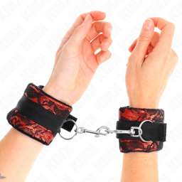 Kink Handgelenksfesseln Samtspitze Rot/Schwarz, Paar in der Gesamtansicht, Spitzenmuster auf rotem Grund