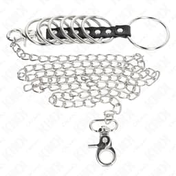 Metallkette des Kink Penisring-Sets ausgelegt, 100 cm Länge im Vergleich