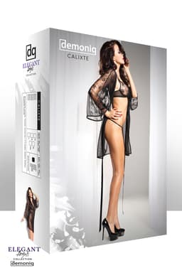 Verpackung des Demoniq Calixte Kimonos in der schwarzen Hochglanzbox