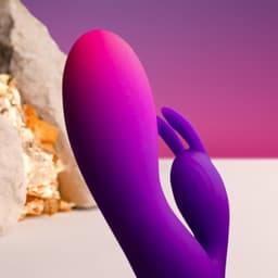 Rocks-Off Glo-Girl Rabbit von der Seite, Schaft und Klitorisarm im Profil