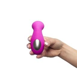 Kiiroo Titan und Cliona, USB-Ladekabel und Zubehör in typischer Produktfoto-Perspektive