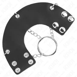 Kink Penisring mit 7 cm Kette ausgelegt, gesamte Riemenführung sichtbar