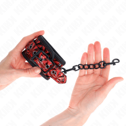 Verpackung der Kink Handgelenkfesseln in Dunkelrot, Handgelenkfesseln der Kink BDSM-Serie im Karton