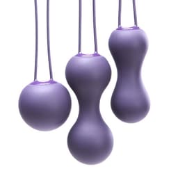 Verpackung des Je Joue Ami Kegelball-Systems, präzise ausgeleuchtete Nahaufnahme