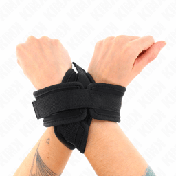 Verpackung der Kink Handgelenkfesseln in Schwarz, Handgelenkfesseln der Kink BDSM-Serie im Karton