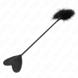 Kink Federstab mit Herzpaddle, Federbüschel in der Detailaufnahme aus kurzer Distanz