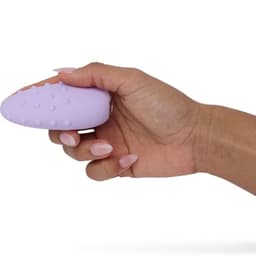 USB-Ladekabel des Je Joue Mimi Deux Vibrators vor neutralem Hintergrund fotografiert