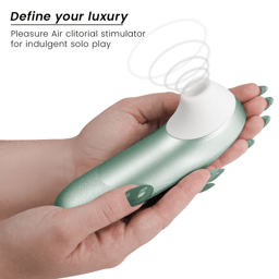 Womanizer Pro Vibrant Salbeigrün im Größenvergleich mit der Hand