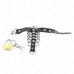 Kink Penisring aus Leder und Metall in der Hand gehalten zum Größenvergleich
