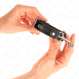 Kink Mini-Armbänder mit Nieten am Handgelenk angelegt, Verschluss geschlossen