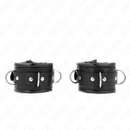 Kink Handgelenkfesseln in Schwarz, Schnalle im Detail, Handgelenkfesseln der Kink BDSM-Serie im Karton