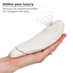 Womanizer Premium 2 Klitorisstimulator im Größenvergleich mit Handmaß