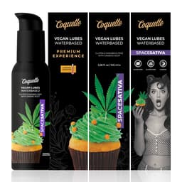 Coquette Chic Desire Premium Experience Space Sativa-Gleitgel im Größenvergleich in der Hand