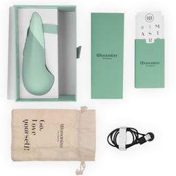 Womanizer Vibe Sage beim Aufladen über das USB-Kabel in scharfer Detailaufnahme