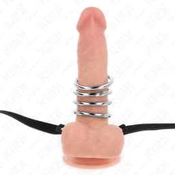 Nahaufnahme des Ledergurts am Kink Penisring-Set mit vernieteten Ringen