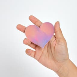 Klebeseite der Secret Play Nippelpasties mit Schutzfolie in der Nahaufnahme