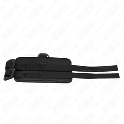 Verstellbare Riemen des Kink Leder-Penisrings mit Metallbeschlägen im Detail