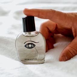 Eye of Love Romantic Flakon aus verschiedenen Perspektiven mit Fokus auf Etikett und Flakon