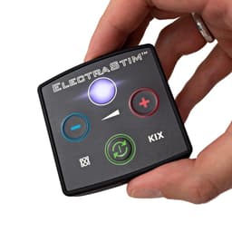 ElectraStim Kix im Größenvergleich in der Hand gehalten