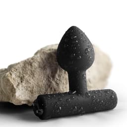 Rocks Off Nova Astryx Analplug in der Hand gehalten, damit das Größenverhältnis erkennbar wird