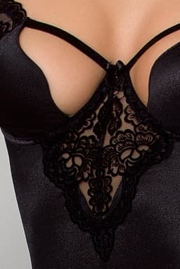 Passion Tonya Body im Detail, glänzendem Material und Spitze