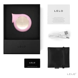 LELO Sila Aqua beim Aufladen mit dem USB-Ladekabel – Studioaufnahme