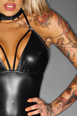 Verpackung von Noir Handmade F109 Straps-Body, Straps-Body von Noir Handmade