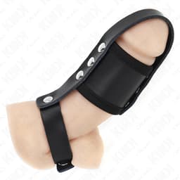 Beschichteter Hodenteilergurt des Kink Lederkäfigs in der Nahaufnahme