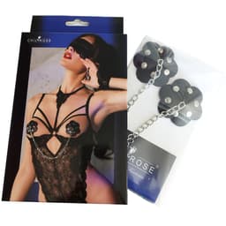Chilirose Nippelpasties aus Kunstleder mit Nieten und Kette, Nietenbesatz und Kettenglieder in Nahaufnahme