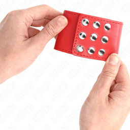 Kink Handgelenkfesseln mit Druckverschluss in Rot am Handgelenk angelegt und geschlossen