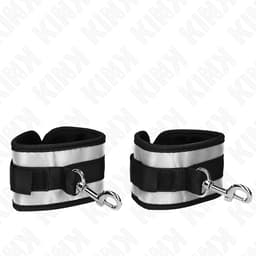 Verpackung der Kink Handgelenkfesseln in Grau, Handgelenkfesseln der Kink BDSM-Serie im Karton