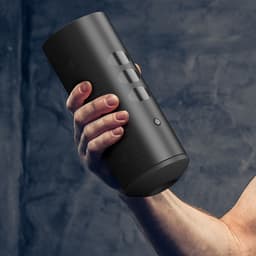 Verpackung des Kiiroo Titan interaktiver Masturbator mit Produktbild