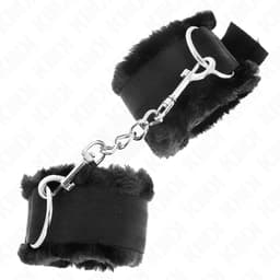 Kink Handgelenkfesseln in Rosa am Handgelenk angelegt, Handgelenkfesseln der Kink BDSM-Serie im Karton