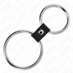 Lederband des Kink Doppel-Penisrings mit Beschlägen in der Nahaufnahme